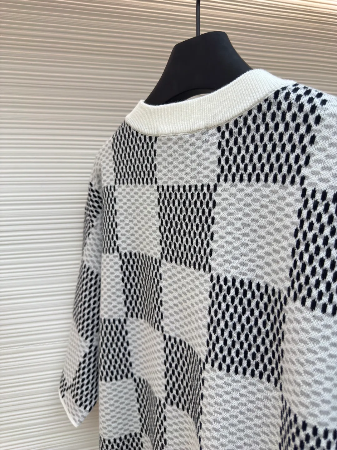 LOUIS VUITTON checkerboard woolen short sleeves ●Authentic product: Purchased and developed by 9850 ●Item number: 1680124-A35 ●Fabric: combed cotton yarn ●Technology: Woolen ●Version: Fitted version ●Size: XS-S-M-L ●Description: 100% fully combed cotton yarn is used, and the fabric pieces are woven using a Stoll 14-needle ultra-fine machine imported from Germany worth 47W. It is woven at a parallel and even speed with reference to the original single-sided partial net bottom hanging wool structure. Each piece takes 270 minutes to weave. During weaving, 16 sand spits are used to alternately knit back and forth. The number of knitting rows on a single piece of front clothing is as high as 6352. The newly woven garment has a lot of knots. It requires pure manual thread picking and knot head inspection. Only after random inspection can seam picking and washing be carried out. The overall wiring is straight and delicate. The fabric is comfortable and soft, and the color is consistent with no color difference. It can be matched with the same style to create a fashionable look, and can be used in various occasions. Customized accessories, complete with three standards, the same style for men and women!